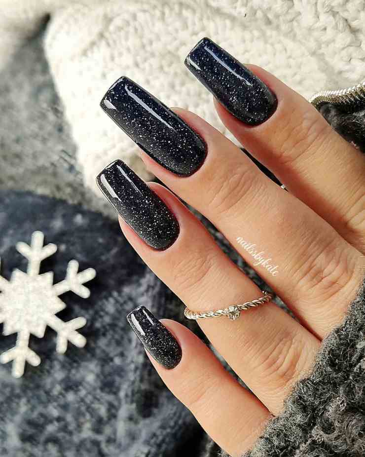 nail art nere con brillantini