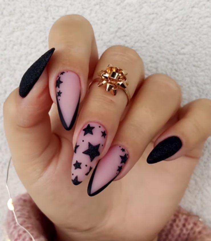 nail art nere con stelle