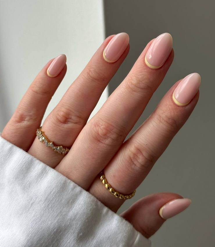Reverse French nail art giallo
