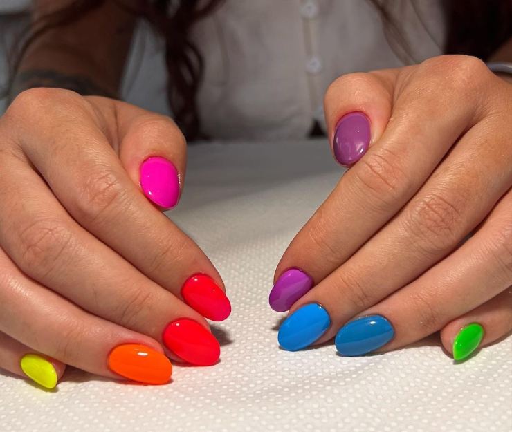 Come realizzare le unghie arcobaleno