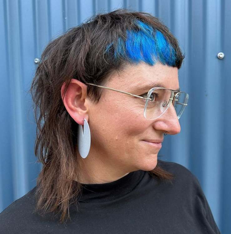 mullet cut taglio capelli frangia colorata blu 